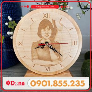 Đồng hồ gỗ khắc chân dung