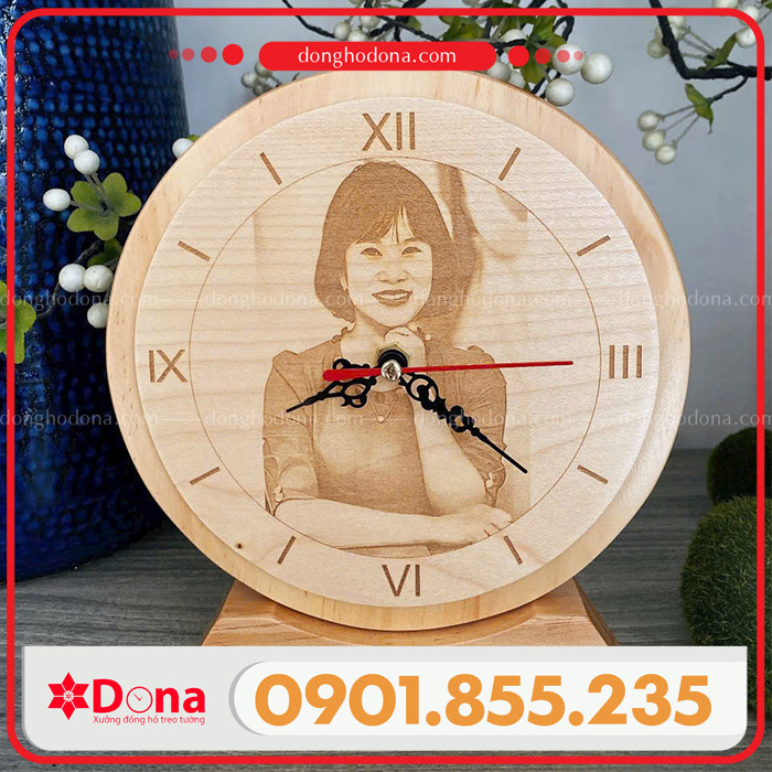 Đồng hồ gỗ khắc chân dung