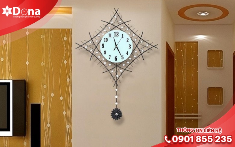 Treo đồng hồ đối diện cửa chính