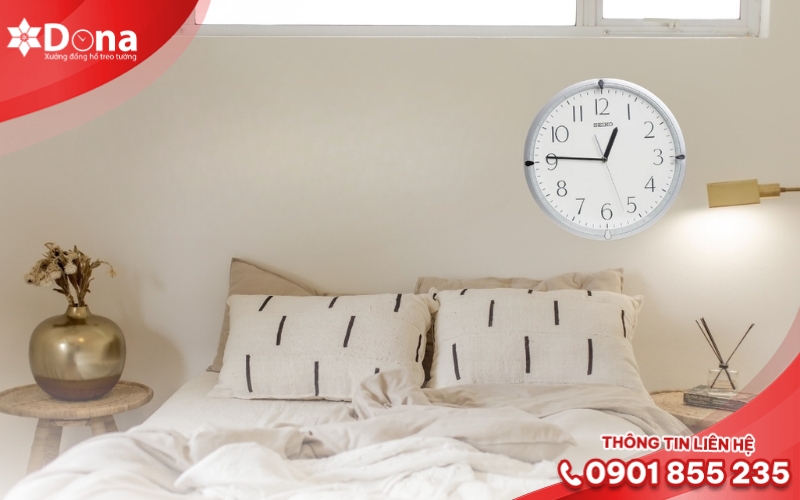 Treo đồng hồ trên đầu giường