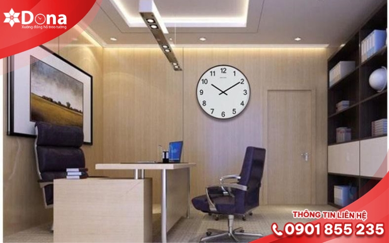 Treo đồng hồ trong phòng làm việc, đối diện bàn làm việc