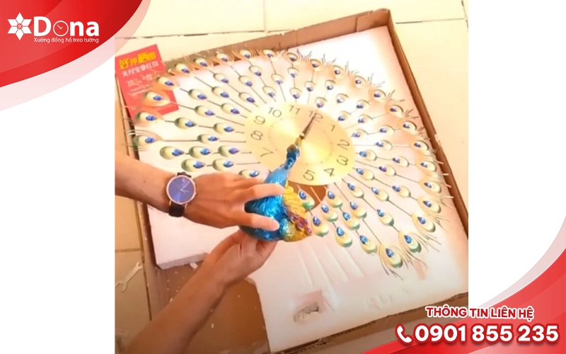 Bước 3: Treo khung đồng hồ và điều chỉnh cân đối