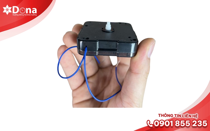 Bước 6: Treo đồng hồ lên tường và chỉnh giờ chính xác