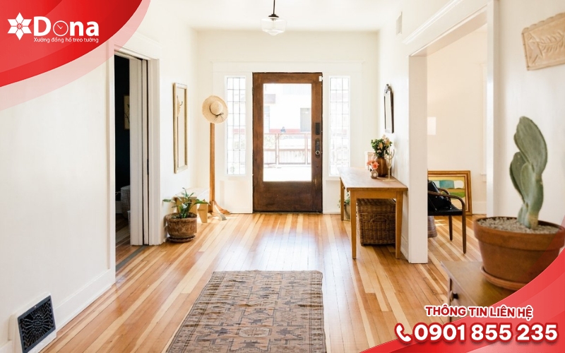 Treo gần cửa ra vào hoặc lối đi chính