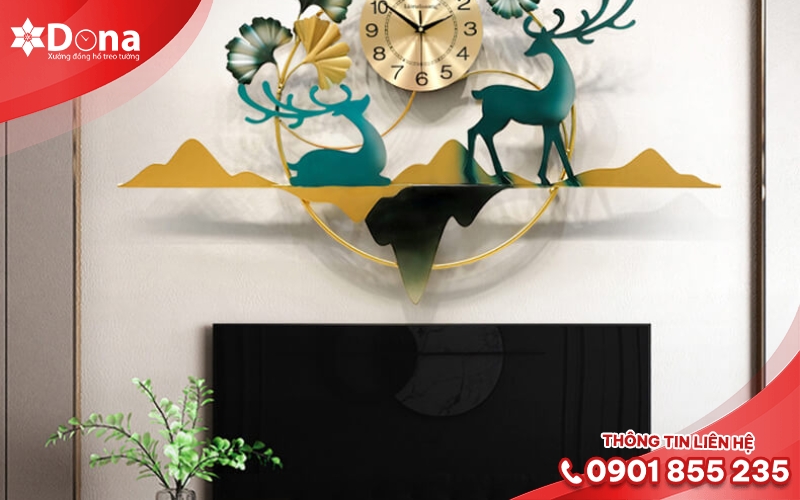 Treo phía trên sofa hoặc kệ tivi
