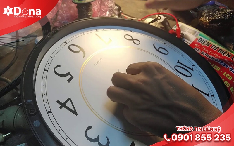 Kim đồng hồ bị lệch trục hoặc chạm nhau