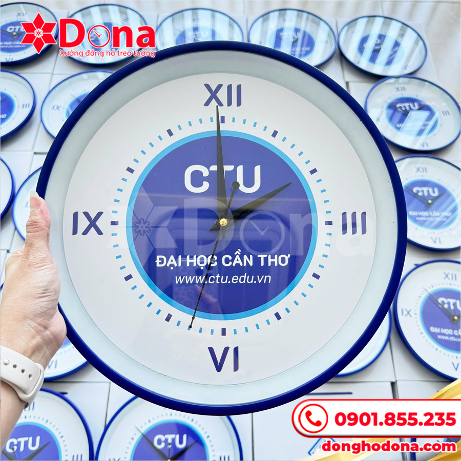 Đồng hồ treo tường in logo Đại học Cần Thơ – mẫu CTU mới - hình ảnh 3